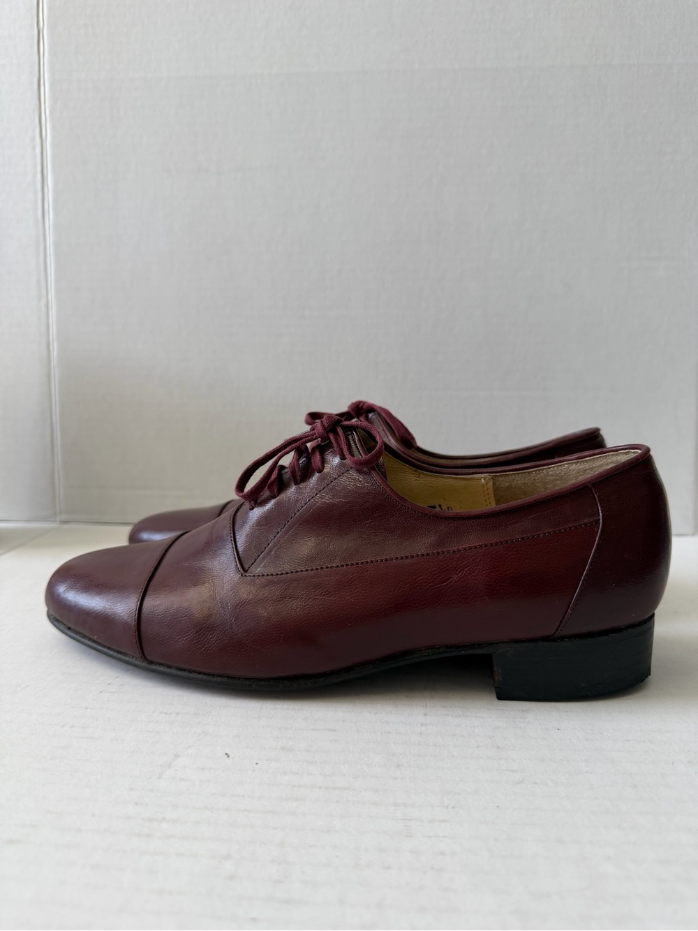 Vintage women Burgundy Leather Shoes it’s for wide size